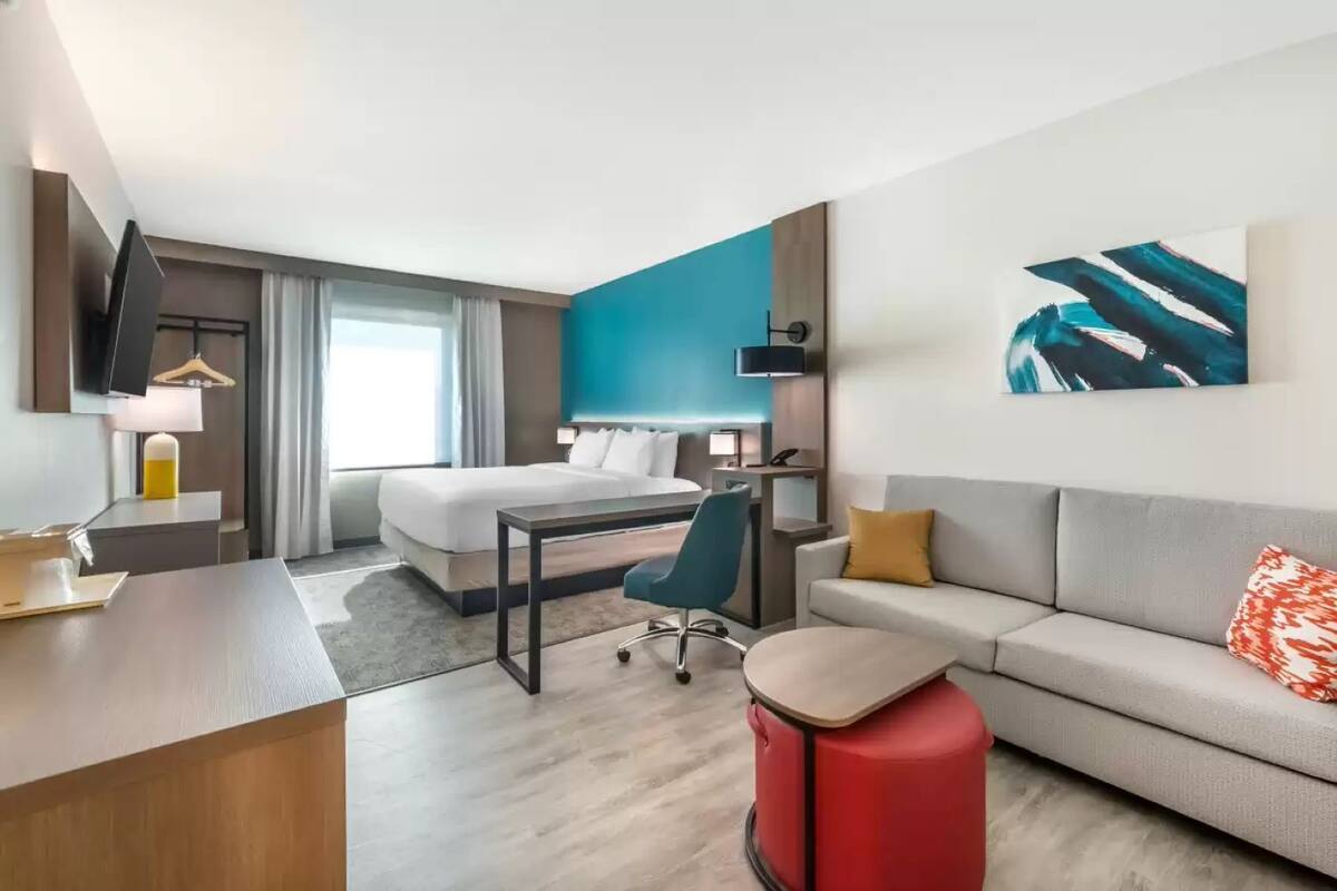Premium bedding, desk, iron/ironing board, WiFi (free)