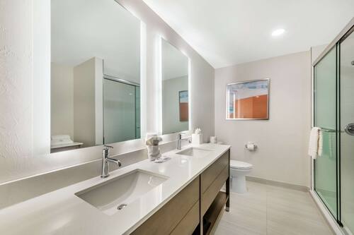 Suite, 1 trÚs grand lit et 1 canapé-lit, non-fumeur (Upgrade) | Salle de bain