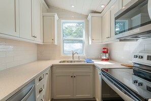 Fridge, microwave, stovetop, coffee/tea maker - Pet Friendly Fall Getaway  Waterfront (Huntsville)
