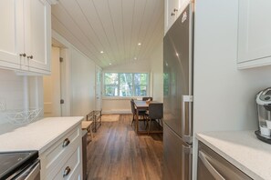 Réfrigérateur, micro-ondes, plaque de cuisson, cafetière/bouilloire