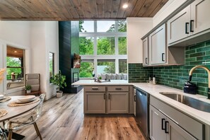 電子レンジ、オーブン、コンロ、食器洗い機