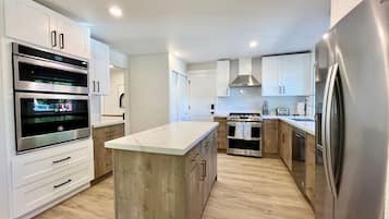 Refrigerador, microondas, horno y parrilla de estufa