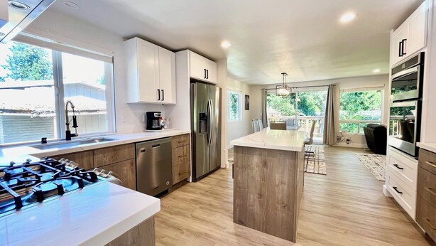 Coffee/tea maker, fridge, microwave, oven - Airy Modern Farmhouse 5BR/3BA Oasis w/ Fast Wi-Fi (Kent)