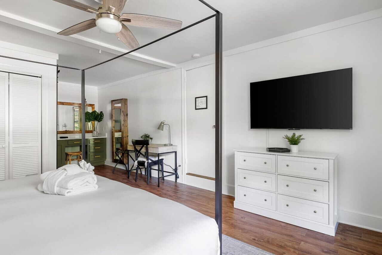 3 bedrooms, iron/ironing board, free WiFi, bed sheets