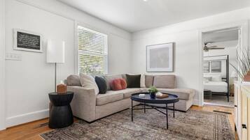 Smart TV, table tennis