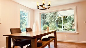 Dining - Charming 3-bedroom Joy House in the relaxed natural Woodinville area (Woodinville)