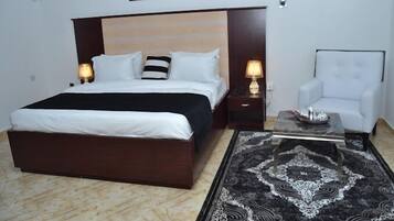 Deluxe Room, Balcony, City View | Desk, laptop workspace, soundproofing, free WiFi