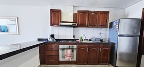 Refrigerador, horno, cafetera y tetera y utensilios de cocina 