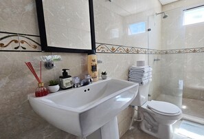Regadera, toallas, jabón, papel de baño 