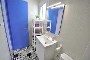 Secador de cabelo, toalhas de banho, sabonete, papel higiênico