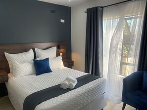 Superior Double Room | Egyptian cotton sheets, premium bedding, individually furnished, desk - Mongi Guest House (Harare)