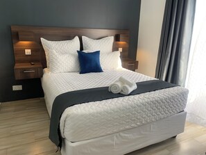 Superior Double Room | Egyptian cotton sheets, premium bedding, individually furnished, desk - Mongi Guest House (Harare)