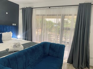 Chambre Junior | Draps en coton égyptien, literie de qualité, ameublement unique, bureau
