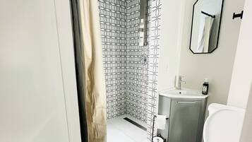 Dusche, Haartrockner, Handtücher, Seife