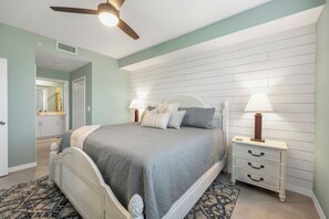 2 bedrooms, free WiFi, bed sheets - Live the FL Country Club Life - UNLIMITED GOLF - 3min drive to ATL BRAVES (Venice)