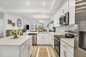 Fridge, microwave, oven, stovetop - Live the FL Country Club Life - UNLIMITED GOLF - 3min drive to ATL BRAVES (Venice)