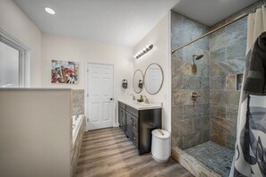 Shower, hair dryer, towels - Melody Ridge | Fort Payne | Fast Wi-Fi | King Suite | 4 Smart TVs | Soaking Tub (Fort Payne)