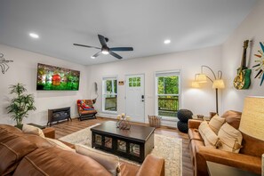 スマートテレビ、暖炉、書斎 / ワークスペース