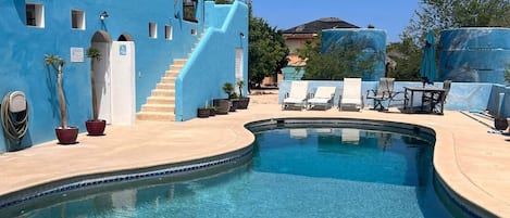 Una piscina al aire libre, sombrillas