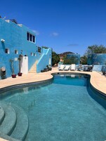 Piscina externa, funciona das 8h às 21h, guarda-sóis