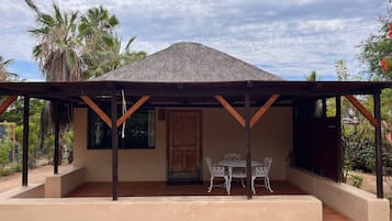 Estudio Deluxe, patio, vista al jardín | Caja de seguridad en la habitación y ropa de cama