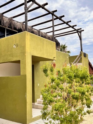 Deluxe studio, terras, uitzicht op tuin | Een kluis op de kamer, beddengoed