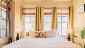 2 slaapkamers, een bureau, een strijkplank/strijkijzer, reisbedje