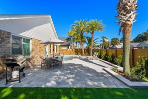 Outdoor dining - Coastal Charm, Private Pool, Private Beach Access! (Destin)