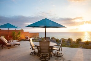 Outdoor dining - Sleek Solana Oceanfront (Solana Beach)