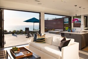 Smart TV, fireplace - Sleek Solana Oceanfront (Solana Beach)