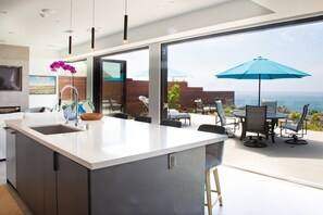 Outdoor dining - Sleek Solana Oceanfront (Solana Beach)