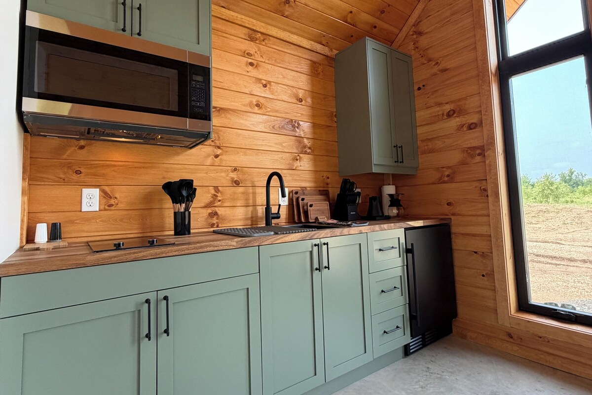 Chalet rustique luxueux, 1 grand lit et 1 canapé-lit, vue sur le jardin | Cuisinette privée | Cafetière-théière, mini-réfrigérateur, four à micro-ondes