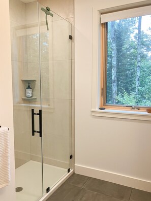 Shower, hair dryer, towels - Peaceful Mountain View Retreat (Elmore)