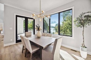 Dining - Luxurious 6-Bedroom Lakefront Retreat (Kingston)