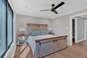 6 bedrooms, iron/ironing board, travel cot, WiFi - Luxurious 6-Bedroom Lakefront Retreat (Kingston)