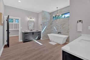 Shower, hair dryer - Luxurious 6-Bedroom Lakefront Retreat (Kingston)