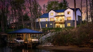 Exterior - Luxurious 6-Bedroom Lakefront Retreat (Kingston)