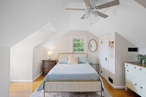 3 bedrooms, desk, iron/ironing board, travel crib - Picture-Perfect Maryville Home - Close to Everything! (Maryville)