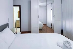 3 habitaciones, tabla de planchar con plancha, wifi y ropa de cama 