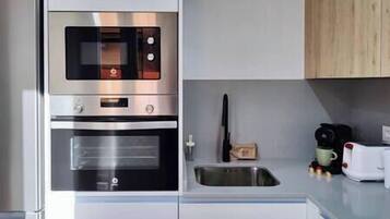 Geladeira, micro-ondas, fogão, cooktop