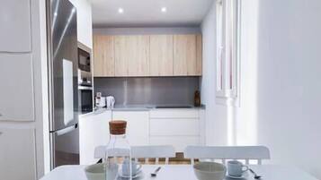 Réfrigérateur, four à micro-ondes, un four, surface de cuisson