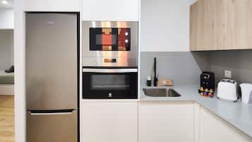 Frigorífico, microondas, horno y placa de cocina