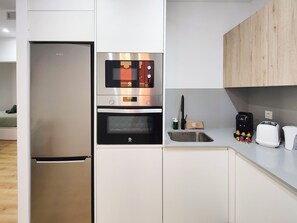 Geladeira, micro-ondas, fogão, cooktop