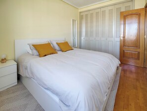 2 bedrooms, desk, iron/ironing board, WiFi