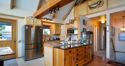 Charming 4-bedroom lake front cabin in serene Coolin, ID