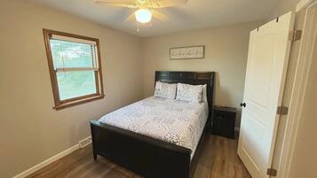 3 bedrooms, desk, travel crib, WiFi