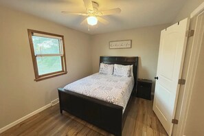 3 soverom, skrivebord, reiseseng for barn og wi-fi