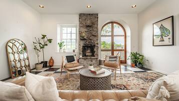 Téléviseur connecté, foyer, livres, sélection de musique