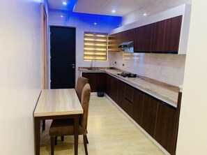 Habitación económica, balcón, vistas a la ciudad | Cocina privada | Frigorífico, microondas, horno y placa de cocina