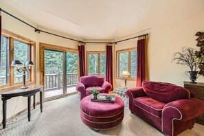 50-吋平面電視、數位頻道、壁爐